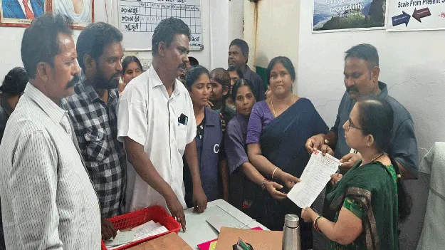 ఆసుపత్రి ఔట్సోర్సింగ్ కార్మికులకు వేతనాలు ఇవ్వాలి
