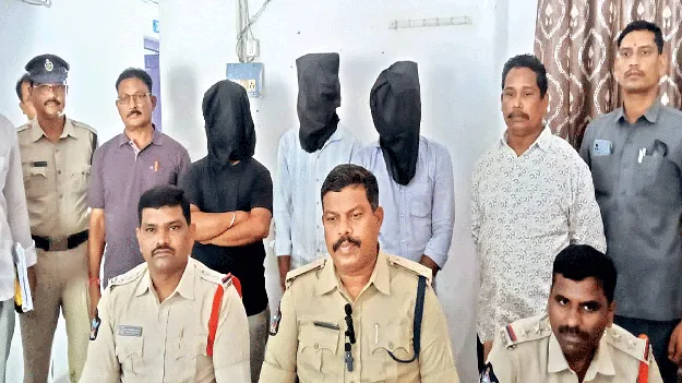 cyber criminals : సెల్‌ఫోన్లు దొంగిలించి.. యూపీఐతో నగదు మళ్లించి