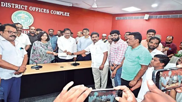 విద్యానిధికి రూ.10 లక్షలు విరాళం