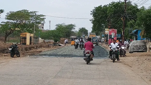 రోడ్డు విస్తరణ పనులతో ప్రజల పాట్లు