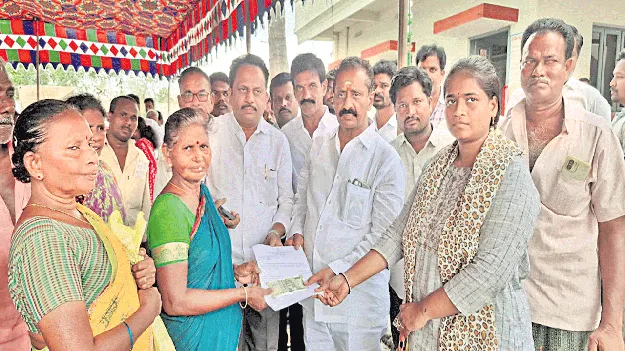 పెన్షన్లు పంపిణీ చేసిన ఎమ్మెల్యే వేగుళ్ల