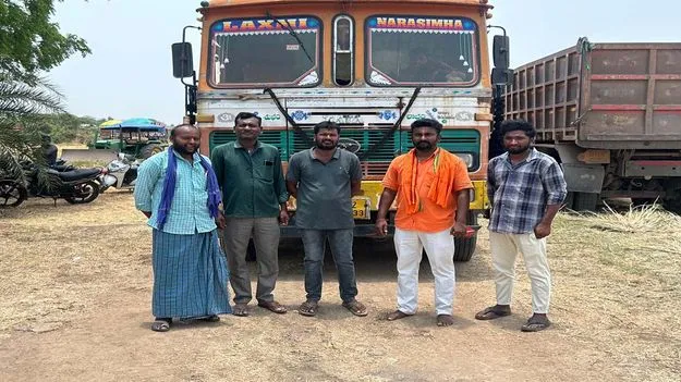 మట్టి లారీలను అడ్డుకున్న యువకులు