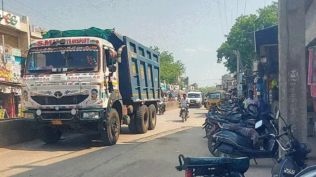 వాహనాల పార్కింగ్‌ లేక ఇక్కట్లు