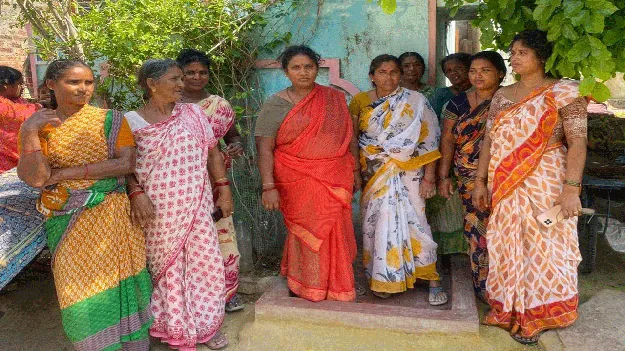 డ్వాక్రా రుణాలకు ముడుపులు అడుగుతున్నారు