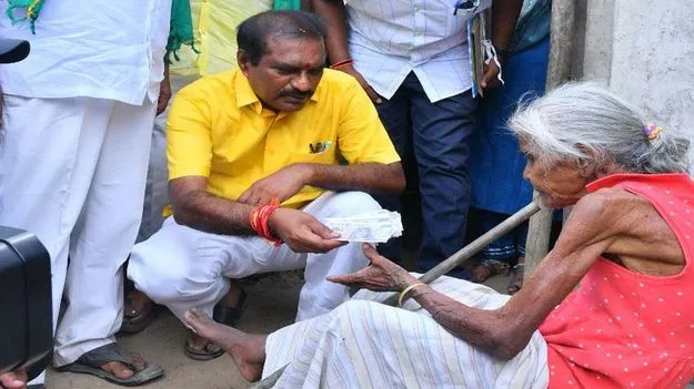 అవ్వకు పింఛను.. మంత్రికి దీవెన