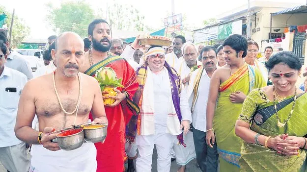 ఆలయ అభివృద్ధికి ప్రత్యేక నిధులు కేటాయిస్తా