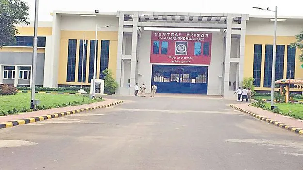 ఖైదీలకూ..నేనున్నానని.. 