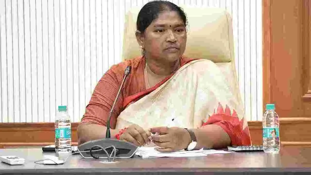 Seethakka: ఐటీడీఏ పరిధిలో ఇందిరమ్మ ఇళ్ల బాధ్యతలు పీవోలకే ఇవ్వాలి: మంత్రి సీతక్క