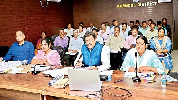 ఇంజనీరింగ్‌ అసిస్టెంట్లకు షోకాజ్‌ నోటీసులు