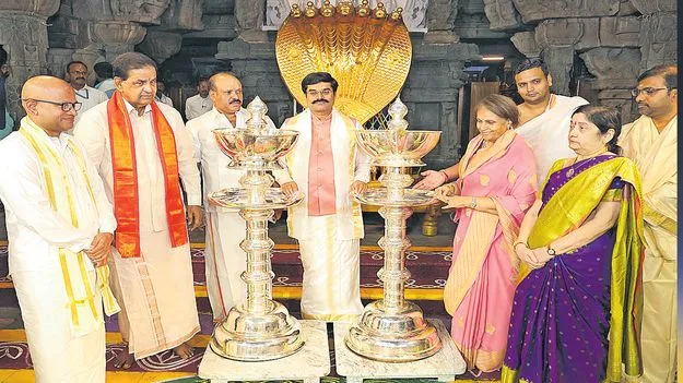 శ్రీవారికి 50కిలోల వెండి అఖండ దీపాలు