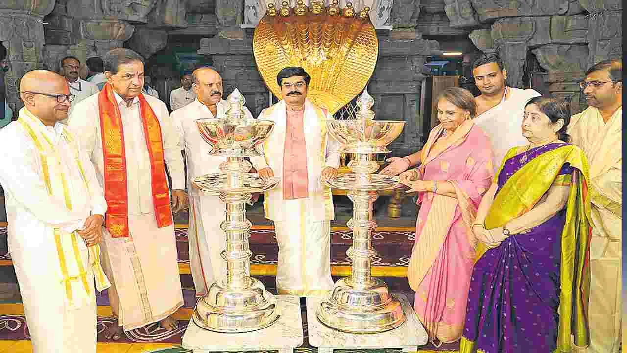 శ్రీవారికి 50కిలోల వెండి అఖండ దీపాలు