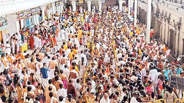 మంత్రాలయంలో భక్తుల కోలాహలం 