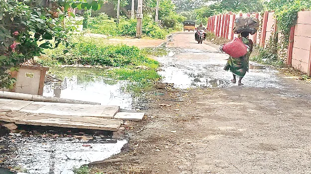 రోడ్డుపై మురుగు.. రాకపోకలకు అవస్థలు