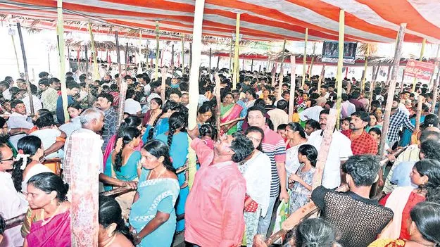 నూకాంబిక ఆలయం కిటకిట