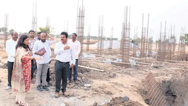 కాంప్లెక్స్‌ భవన నిర్మాణ పనుల పరిశీలన 