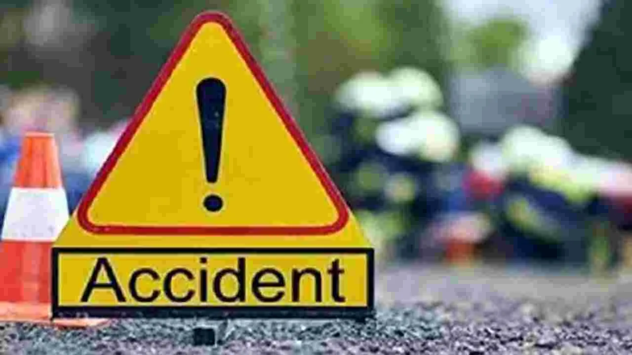 Car Crash: అదుపుతప్పి కంటైనర్‌ను ఢీకొన్న కారు