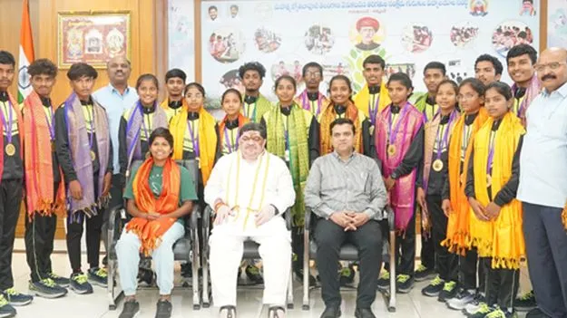 Ponnam Prabhakar: ఎవరెస్ట్ బేస్ క్యాంప్కు ఎంపికైన గురుకుల విద్యార్థులను సత్కరించిన పొన్నం