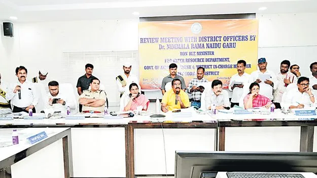 ఇరిగేషన్‌ ప్రాజెక్టులపై దృష్టి పెట్టండి