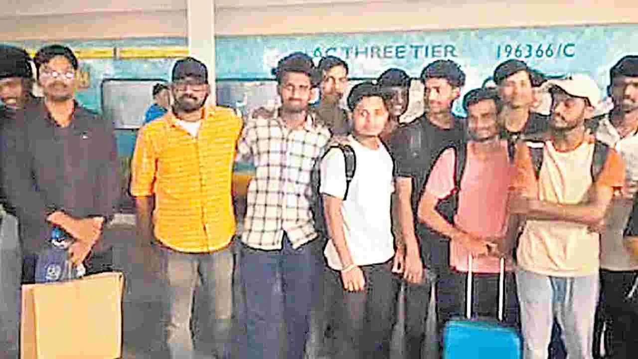 Bandi Sanjay: బండి సంజయ్‌ ఆదేశాలతో కశ్మీర్‌లోని తెలుగు విద్యార్థులు సురక్షిత ప్రాంతాలకు 