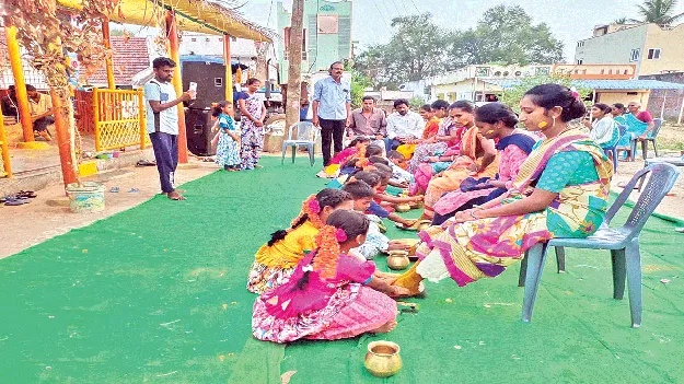 తల్లుల కాళ్లు కడిగి.. దీవెనలందుకుని