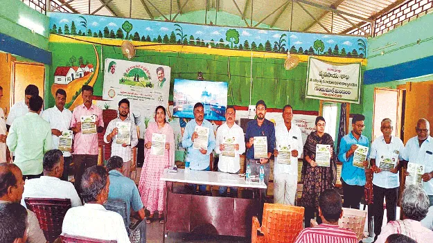 రైతులు యూరియా వినియోగాన్ని తగ్గించాలి