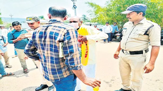 కలెక్టరేట్‌ ఎదుట పెట్రోల్‌ క్యాన్‌తో ఆత్మహత్యాయత్నం