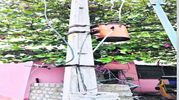 ELECTRICITY: ఇంత నిర్లక్ష్యమా..!