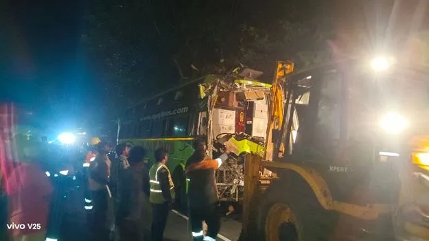 వరుసగా ఢీకొన్న మూడు బస్సులు