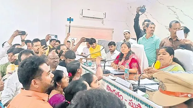 వైసీపీ సభ్యుల రచ్చ 