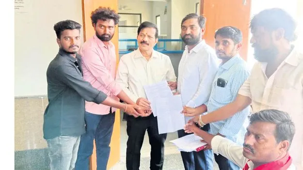 డీఎంహెచ్‌వోపై సమగ్ర విచారణ జరపాలి