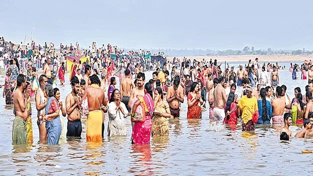 Saraswati Pushkaralu: పుష్కరాలకు పోటెత్తిన భక్తులు 