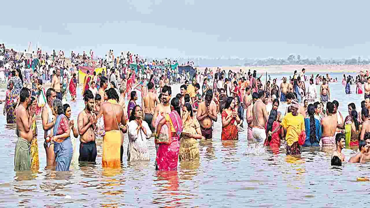 Saraswati Pushkaralu: పుష్కరాలకు పోటెత్తిన భక్తులు 