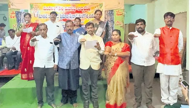 ఆర్యవైశ్యులు రాజకీయంగా ఎదగాలి