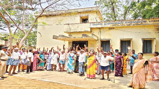 పనులు కల్పించాలి 