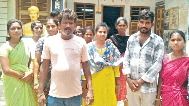 పాఠశాల విలీనంపై తల్లిదండ్రుల నిరసన