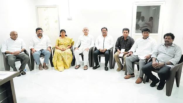 రెక్కలు కొట్టుకుంటున్నాయ్‌!