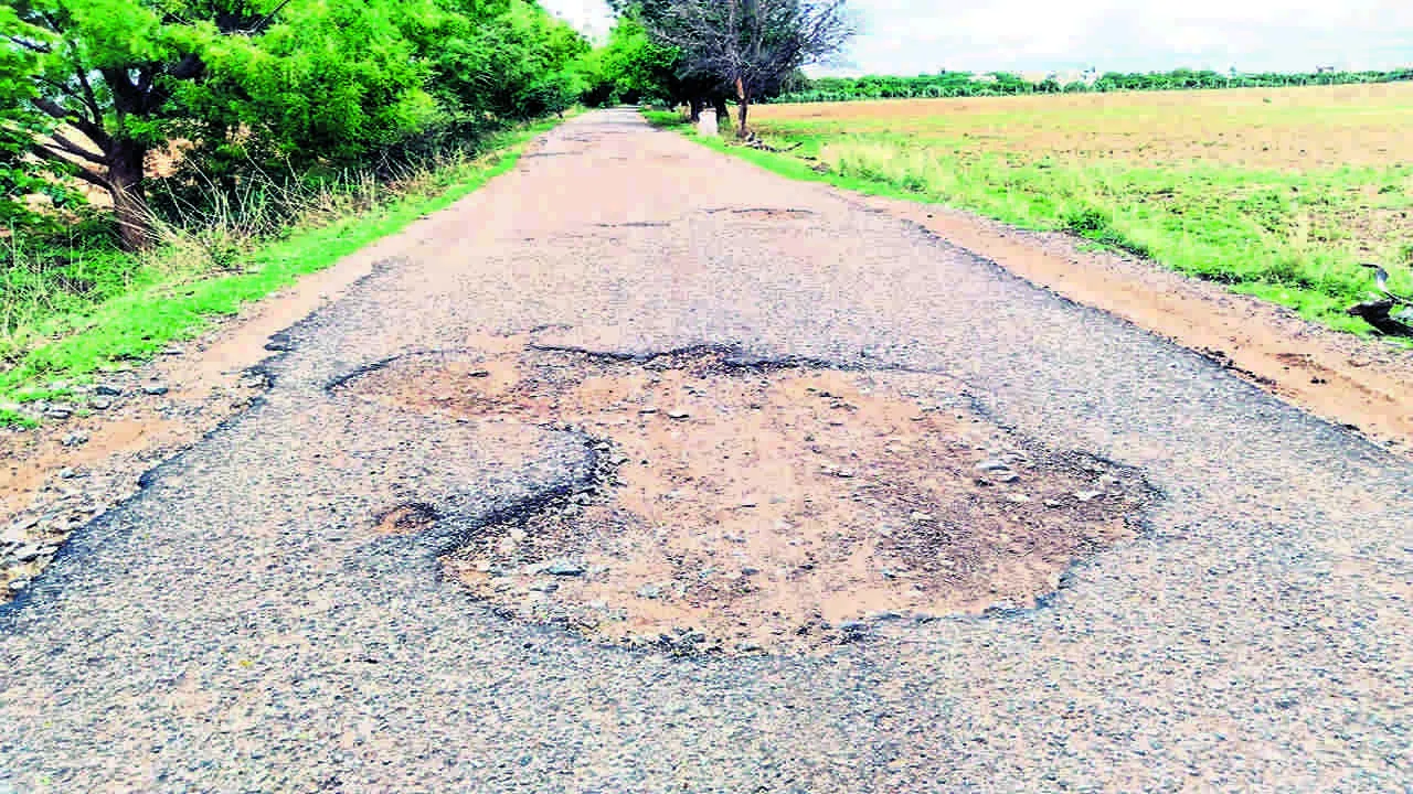 ROADS: అధ్వానంగా రోడ్లు