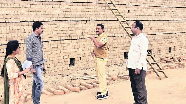 నల్లమట్టి కొల్లగొట్టి..