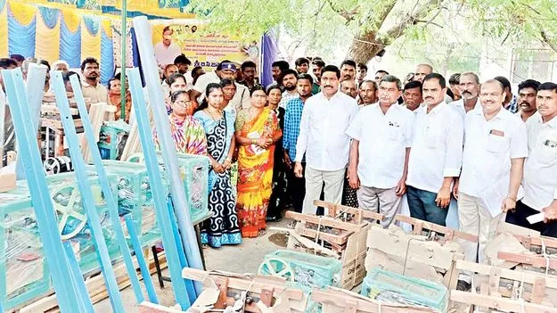 నందివర్గం సొసైటీలో అవినీతిపై విచారిస్తాం: మంత్రి బీసీ 