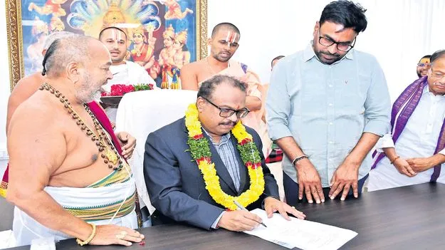 గుట్ట ఈవోగా వెంకట్రావ్‌ బాధ్యతల స్వీకరణ 