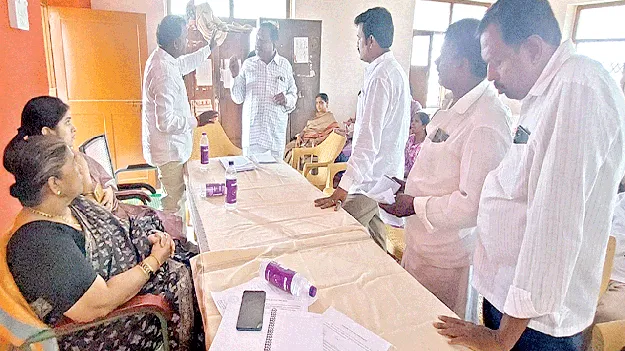 తరగతి గదుల బదిలీపై దుమారం 