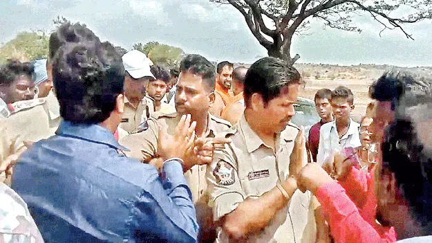 ఎంవీఐపై కర్ణాటక వాసి దాడి