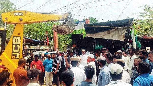 ఫుట్‌పాత్‌పై అక్రమ నిర్మాణాలు కూల్చివేత