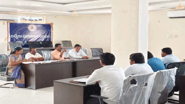 గృహ నిర్మాణాలు చేపట్టని ఇళ్లు రద్దు చేస్తాం