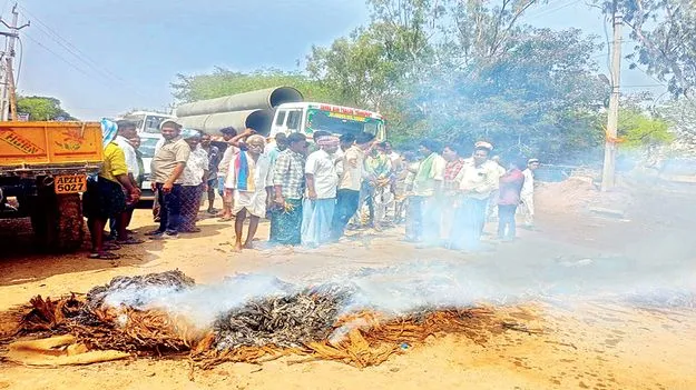    రోడ్డెక్కిన పొగాకు రైతు  
