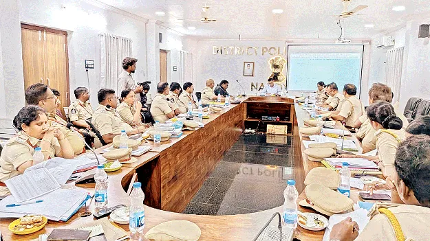 ఎమ్మార్పీ కంటే ఎక్కువకు అమ్మితే చర్యలు 