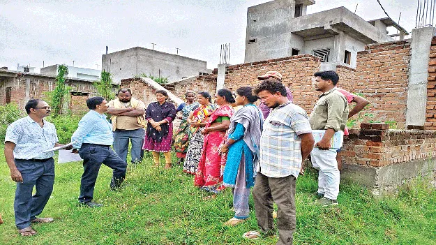 Poor houses: జూన్‌ 10 నాటికి ఇళ్లు పూర్తి చేయాలి