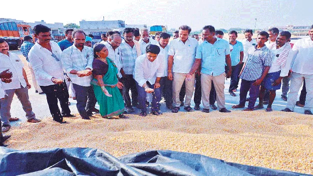 ఆందోళన చెందొద్దు..ప్రతీ గింజను కొంటాం