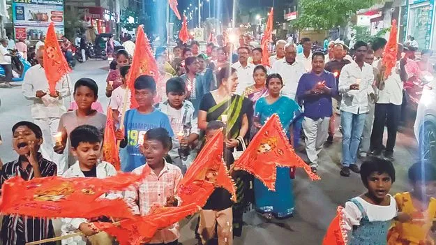 ఉగ్ర దాడిని నిరసిస్తూ కొవ్వొత్తుల ప్రదర్శన