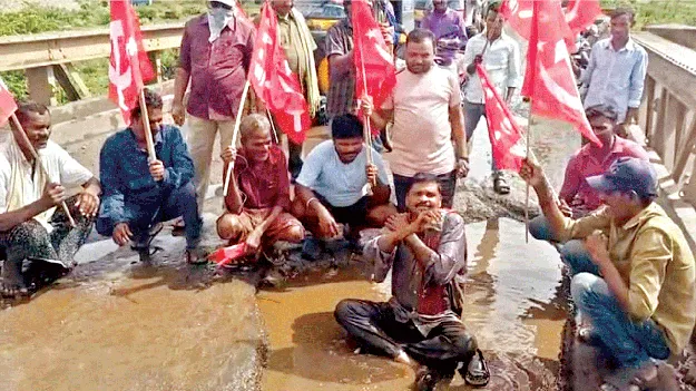  సీపీఎం నాయకుల వినూత్న నిర సన